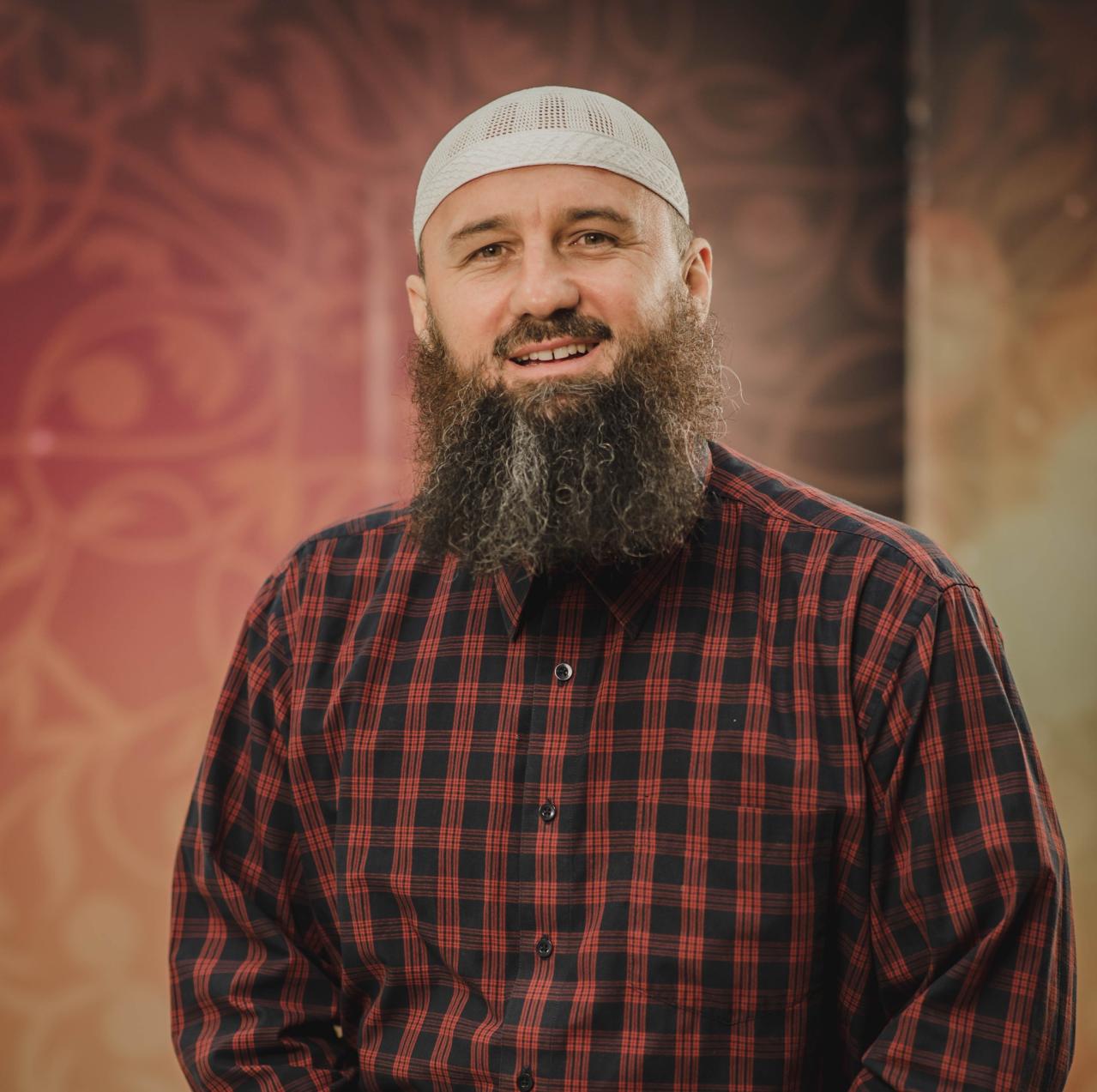 Elvedin perzić - Islamski influencer iz BiH: Na internetu obučava muškarce kako da tuku žene